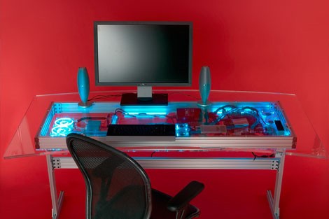 scrivania con PC raffreddato ad acqua