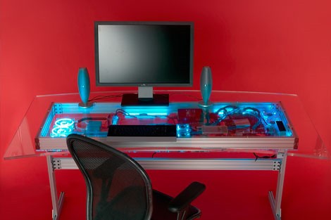 scrivania con PC raffreddato ad acqua