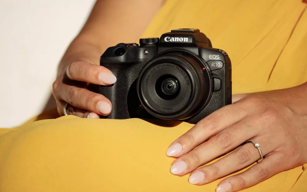 EOS R10: la nuova mirrorless APS-C di Canon adatta ai content creator