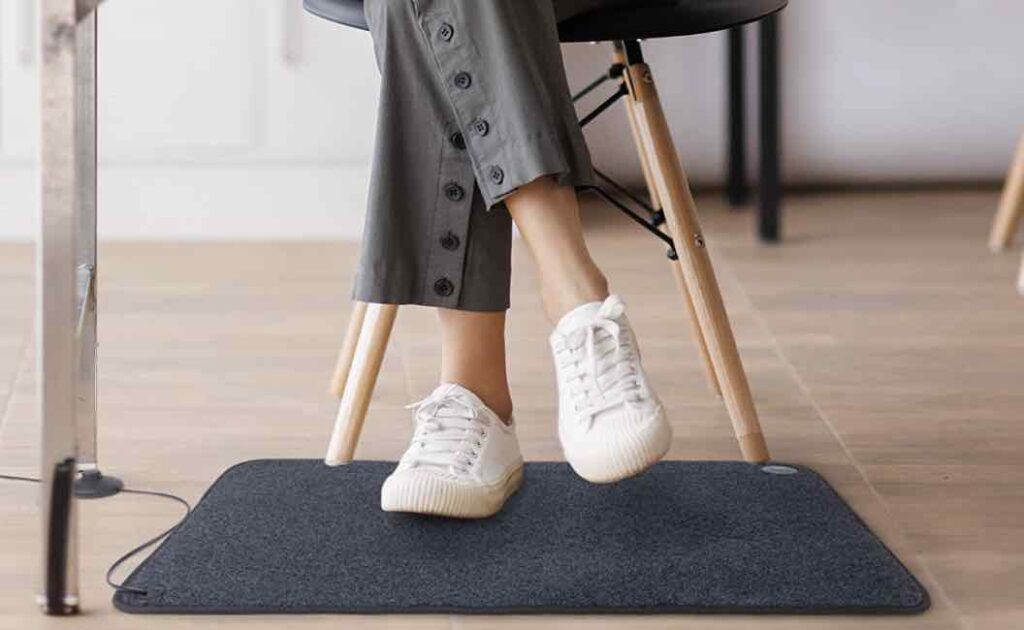 Come risolvere il problema dei piedi freddi in ufficio: il tappetino riscaldato